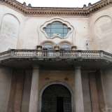 Presenta una facciata simmetrica tripartita da due volumetrie laterali che, sporgendo pi� in avanti, chiudono al centro l�ingresso principale. Quest�ultimo � poi sormontato da una loggia balaustrata sorretta da due massicce colonne doriche